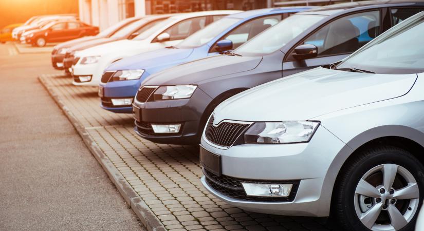Háromszoros parkolási díjat és sokkal magasabb adókat javasol a nagyobb autókra a Levegő Munkacsoport