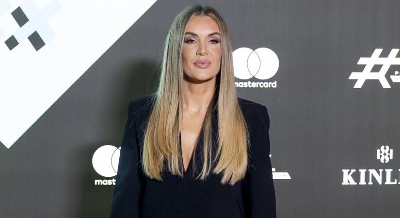 Itt a bizonyíték: együtt van Hódi Pamela és Tóth Bence – olvasónk fotózta le őket a repülőn