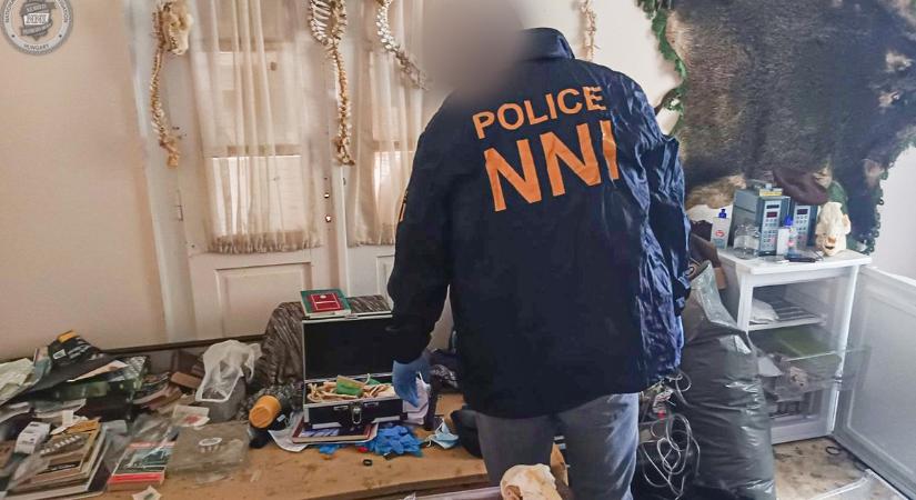Nyugalomra int a polgármester – A nyomkövető azonnal jelez, ha a temetőket kifosztó budai kannibál kilépne a lakásából