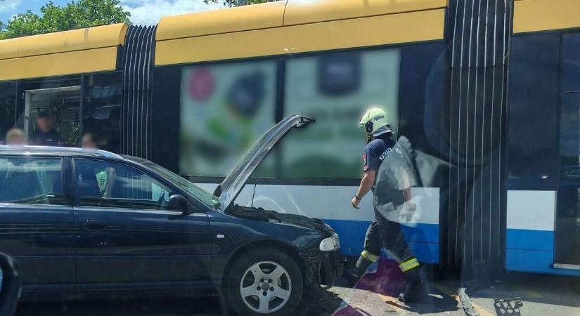 Villamos és autó ütközött Debrecenben, 25 fő érintett a balesetben - fotóval!