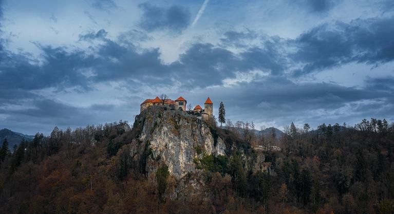 Hosszú ideig nem találták a hegyimentők a bledi vár faláról leesett magyar fiút