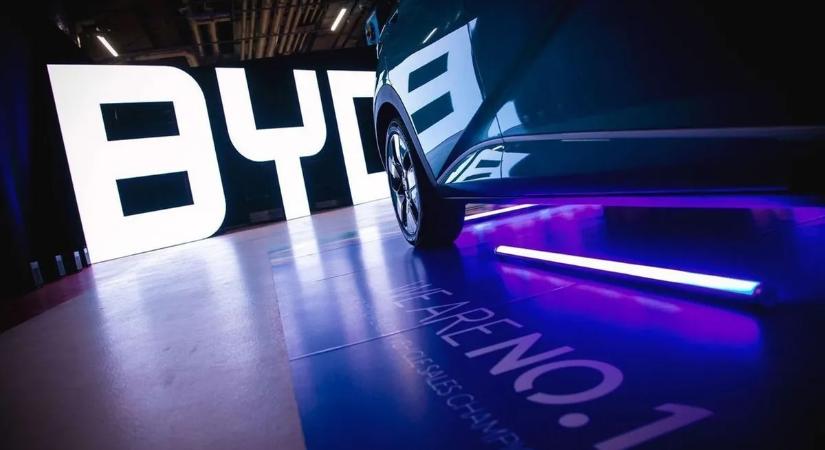 A Tisza már a BYD globális alelnökét is támadja, újabb szintre lépett a szegedi konfliktus