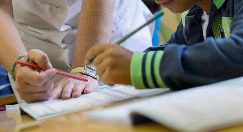 250 gyerekre jut egy pedagógiai asszisztens, a bérezés sem tükrözi a tapasztalatot – átfogó reformot sürget a PSZ a gyógypedagógiában
