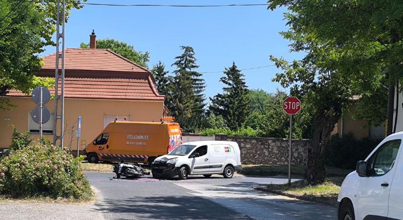 Újabb baleset Tata legveszélyesebb kereszteződésében - postásautó és motoros ütközött