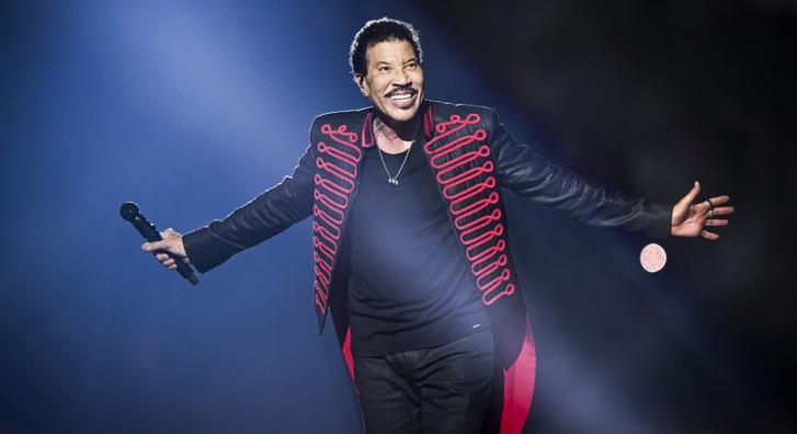 Lionel Richie rosszul lett a színpadon, félbe kellett szakítani a koncertjét
