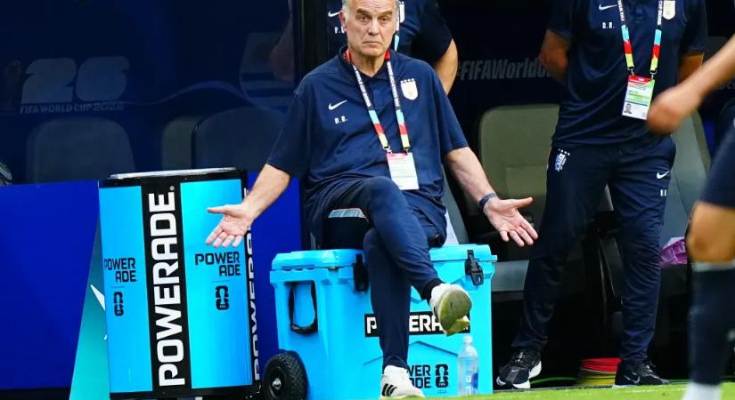 Az uruguayi sajtó szerint uruguayi játékosok kritizálták Marcelo Bielsa módszereit, mire ő tartott egy 48 perces fejmosást