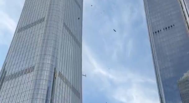 Videó: Kisrepülő csapódott Peking legmagasabb felhőkarcolójának