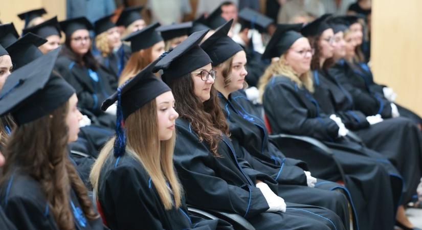 Hol a helyünk ebben a különös világban? Ilyen volt a diplomaosztó az egyetemi karon (fotókvideó)