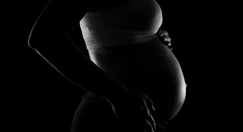 „Otthon elvetéltem, és azt mondták, tegyem a babámat kilenc napra a hűtőbe”