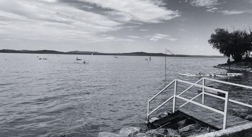 Tragédia történt: Fejbe lőtt holttestet találtak a Balatonban