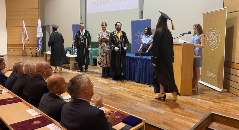 Talárban a jövő szakemberei – diplomaosztó ünnepséget rendeztek a Víztudományi Karon  fotók