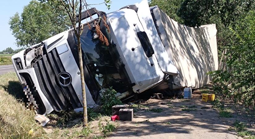 Árokba borult egy kamion Akasztónál, teljesen elzárja a kerékpárutat  fotók, videó