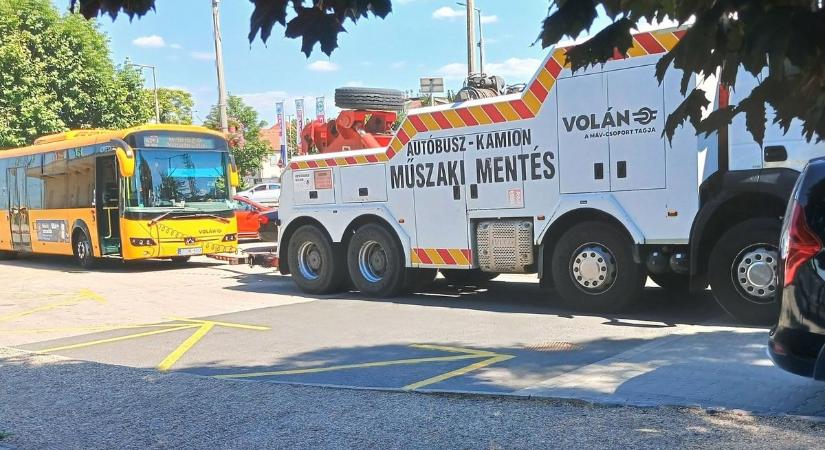 Durvul a helyzet a MÁV-nál: műszaki mentő húzta be a vonatpótló buszt az állomásra