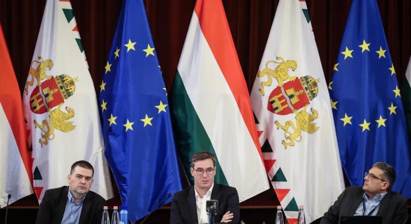 Nagy tapssal fogadták el a fővárosi képviselők a plakáttilalomról szóló fővárosi javaslatot
