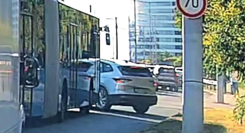 Ütközött egy busszal, majd gyorsan elhajtott a helyszínről a Skoda sofőrje