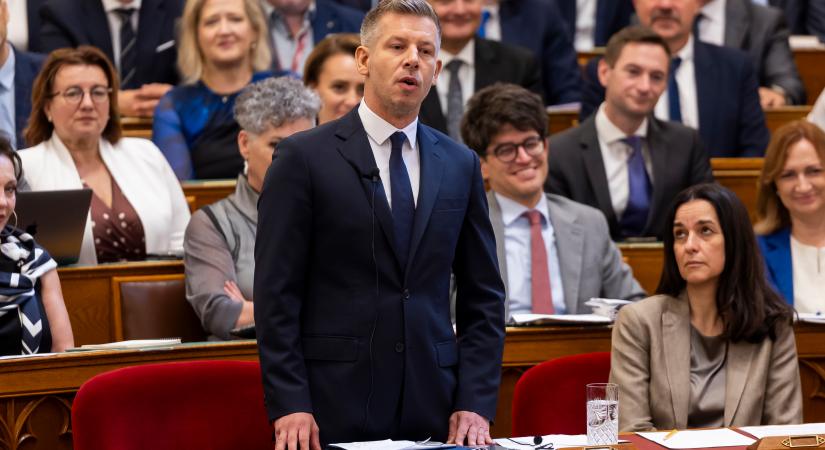 Magyar Péter kitette az oldalára a figyelmeztetést - lett alatta egy olyan komment, ami az eddigi legjobb ötletnek tűnik a képviselők 12 éves választhatósági korlátjára