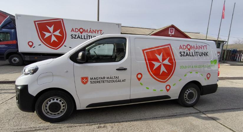 Fagyasztott palackokban visz vizet hajléktalanoknak a Máltai Szeretetszolgálat