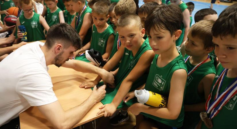 A bronzérmes kosarasok is csatlakoztak a kaposvári gyerekekhez a KASI kosártáborában