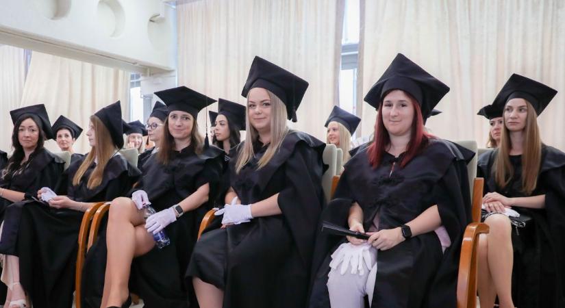 Több száz diplomát adtak át a Miskolci Egyetemen - képekkel, videóval
