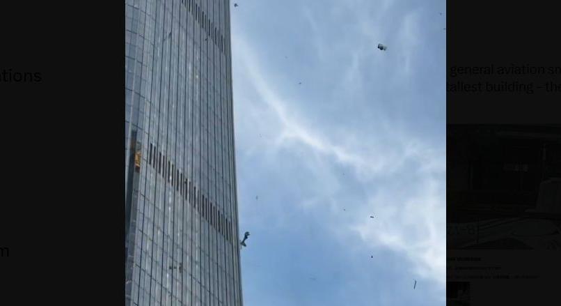 Egy kisrepülő csapódott Peking legmagasabb felhőkarcolójába