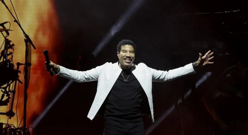 Félbeszakadt a koncert, a színpadon lett rosszul Lionel Richie