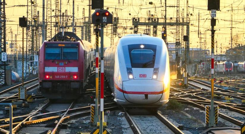 A Deutsche Bahn a jegyek visszaváltását javasolja az utasoknak, hogy elkerüljék a hőségben való utazást