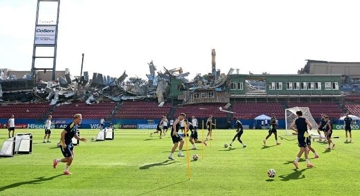 Leomlott a lelátó a stadionban, ahol a svéd fociválogatott edzett