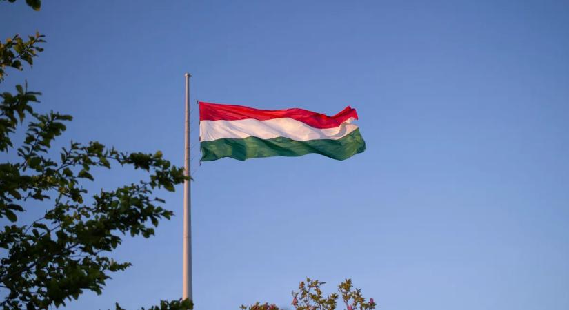 Feljelentést tesz a KDNP a nemzeti zászló Dunába dobása miatt