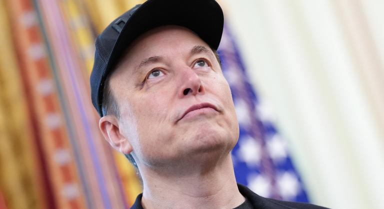 Masszívan a plafon felett is állt Elon Musk, mostanra elvesztette a történelmi státuszt