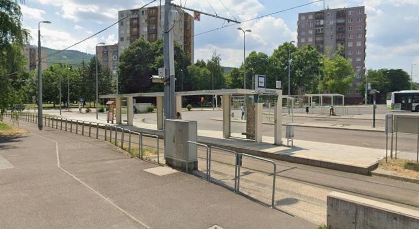 Megvertek valakit a miskolci megállóban – itt a tettest lebuktató kamerakép