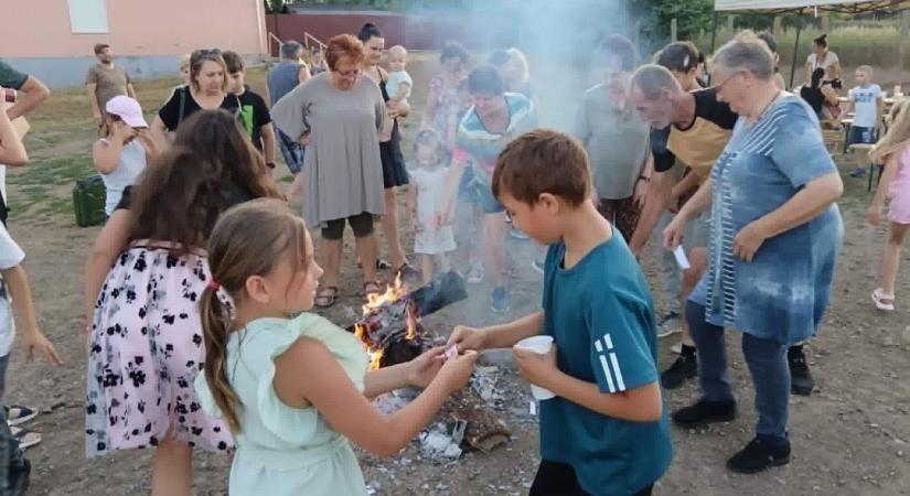 Tűzugrással és tűzzsonglőrökkel ünnepelték a Szent Iván-éjt Erdőkövesden