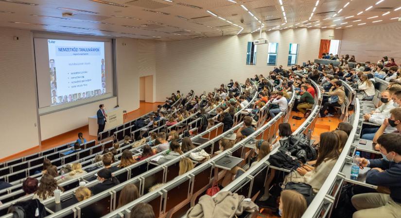Tarthatatlan a bérhelyzet a felsőoktatásban, 20-30 százalék a különbség az alapítványi, illetve az állami egyetemek dolgozóinak a fizetése között
