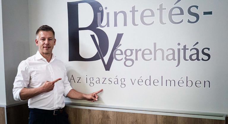 A kihelyezett kormányülésről jelentkezett Magyar Péter