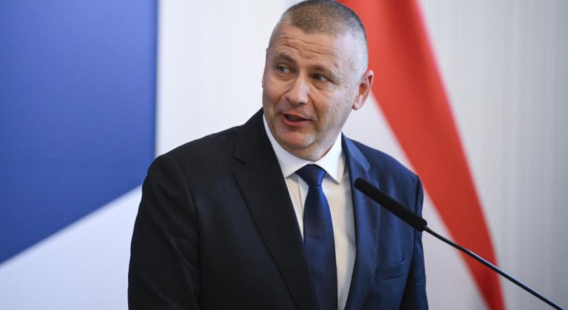 Tartalékos katonának állt a Tisza-kormány minisztere, ejtőernyős bevetésre készül