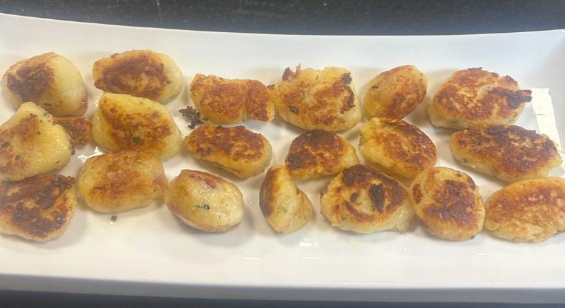 Grillen sült krumpligombóc (twice baked gnocchi) - ropogós kérgű, vajas köret a parázsról