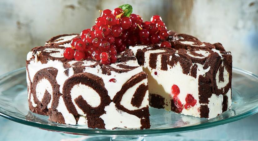 Hűsítő és meseszép: joghurtfagylaltos, ribizlis charlotte-torta