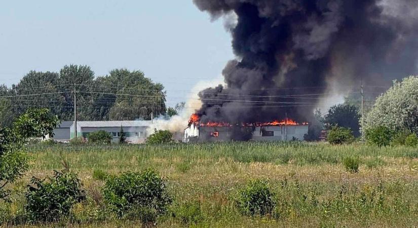 Hatalmas, fekete füstfelhő jelent meg az égen Szigetszentmiklóson, kivonultak a tűzoltók