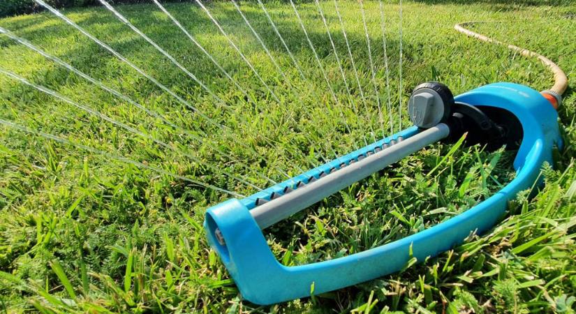 Vízkorlátozást rendeltek el négy agglomerációs településen a pesti oldalon, 100 ezeres bírságot kaphatnak a füvet titokban locsolók