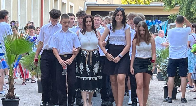 Ez a nap róluk szólt – Elballagtak a Bárdos végzősei