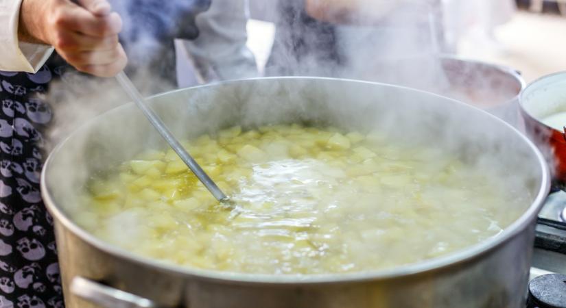 Elfelejtheted a rántást: ezzel az egyszerű trükkel sokkal finomabb és selymesebb lesz a leves