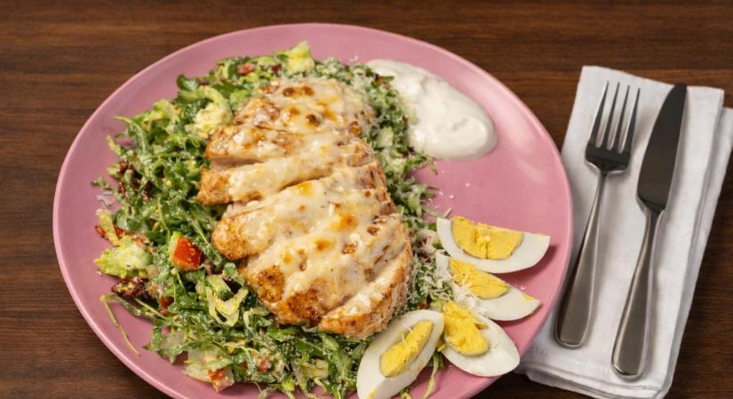 Sajtos csirkemellfilé főtt tojással és mediterrán salátával – Egy könnyed recept a nyári hőségben