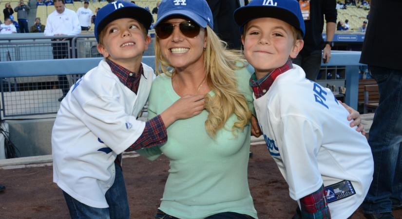 Britney Spears jóképű fiai a párizsi divathét új sztárjai lettek – együtt vonultak a kifutón