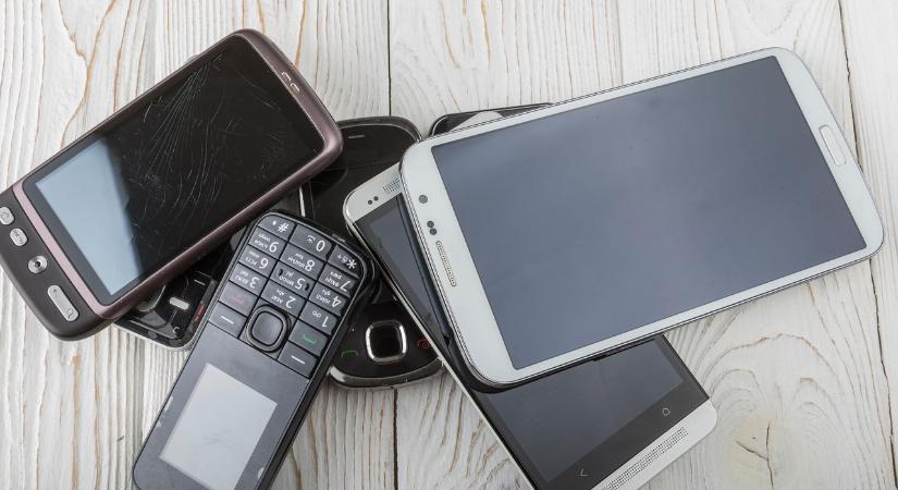 Ezek a régi mobilok egy vagyont érnek. Neked van otthon?