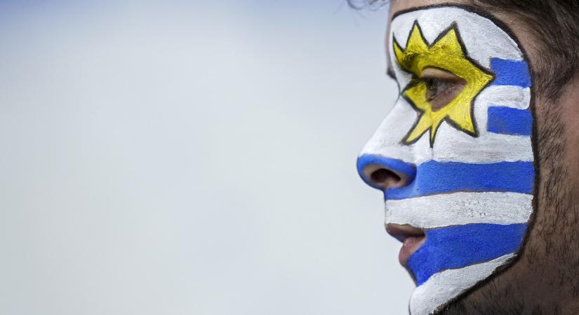 Piros lappal zárult Uruguay vb-szereplése, Spanyolország a 32 között