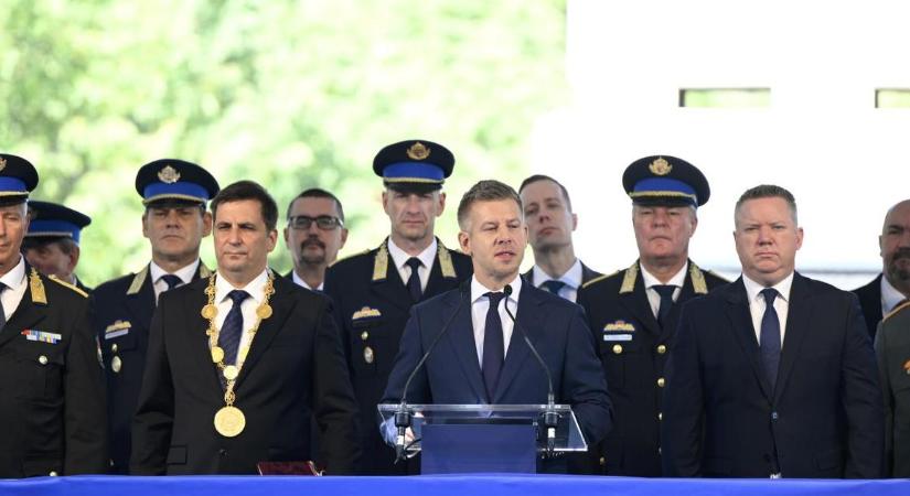 Magyar Péter: az egyenruha a hazánkat szolgálja, nem a hatalmat, a törvény minden magyar emberé, nem a hatalmasoké