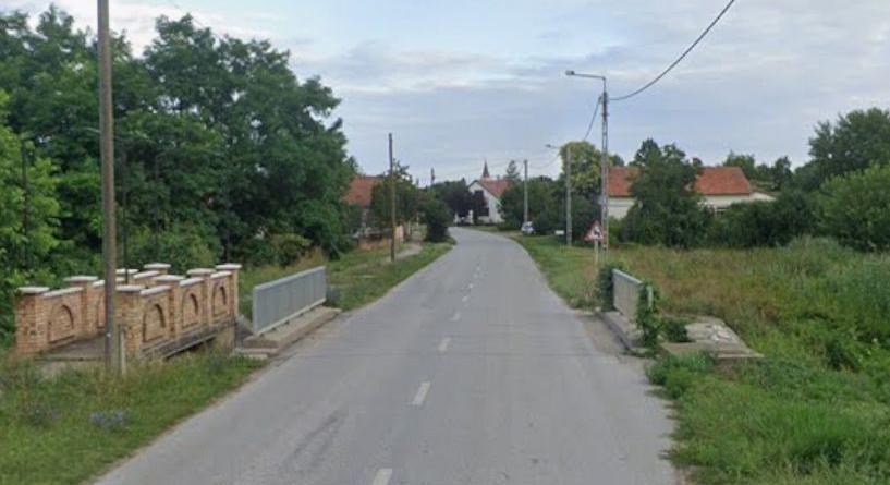 Mentő érkezett a körösszakáli balesethez