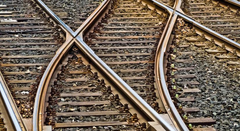 Túl forrók a sínek – több vonalon korlátozták a sebességet