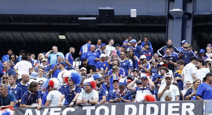 Érthetetlen döntés a FIFA-tól: nem játszhattak gyászkarszalagban a franciák