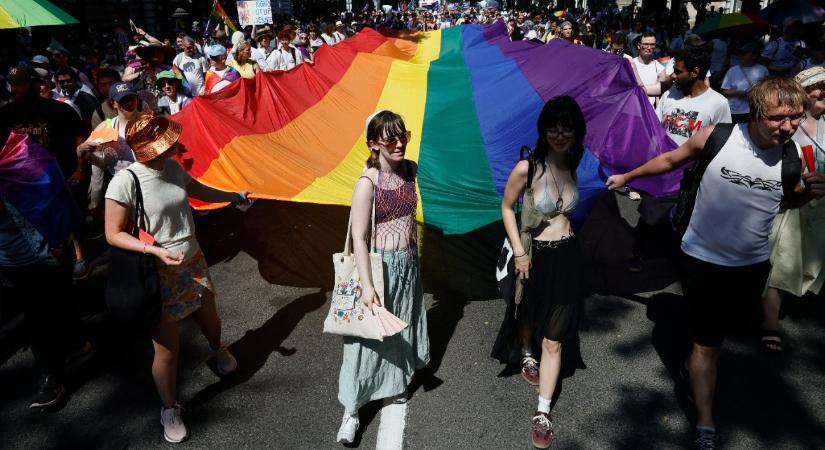 Pártok is a Pride-on – elindult a menet, számos mentőautóval