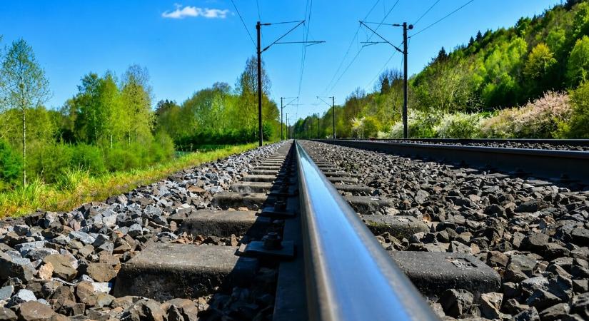 MÁV-csoport: a hőség miatt több vasútvonalon korlátozták a vonatok maximális sebességét